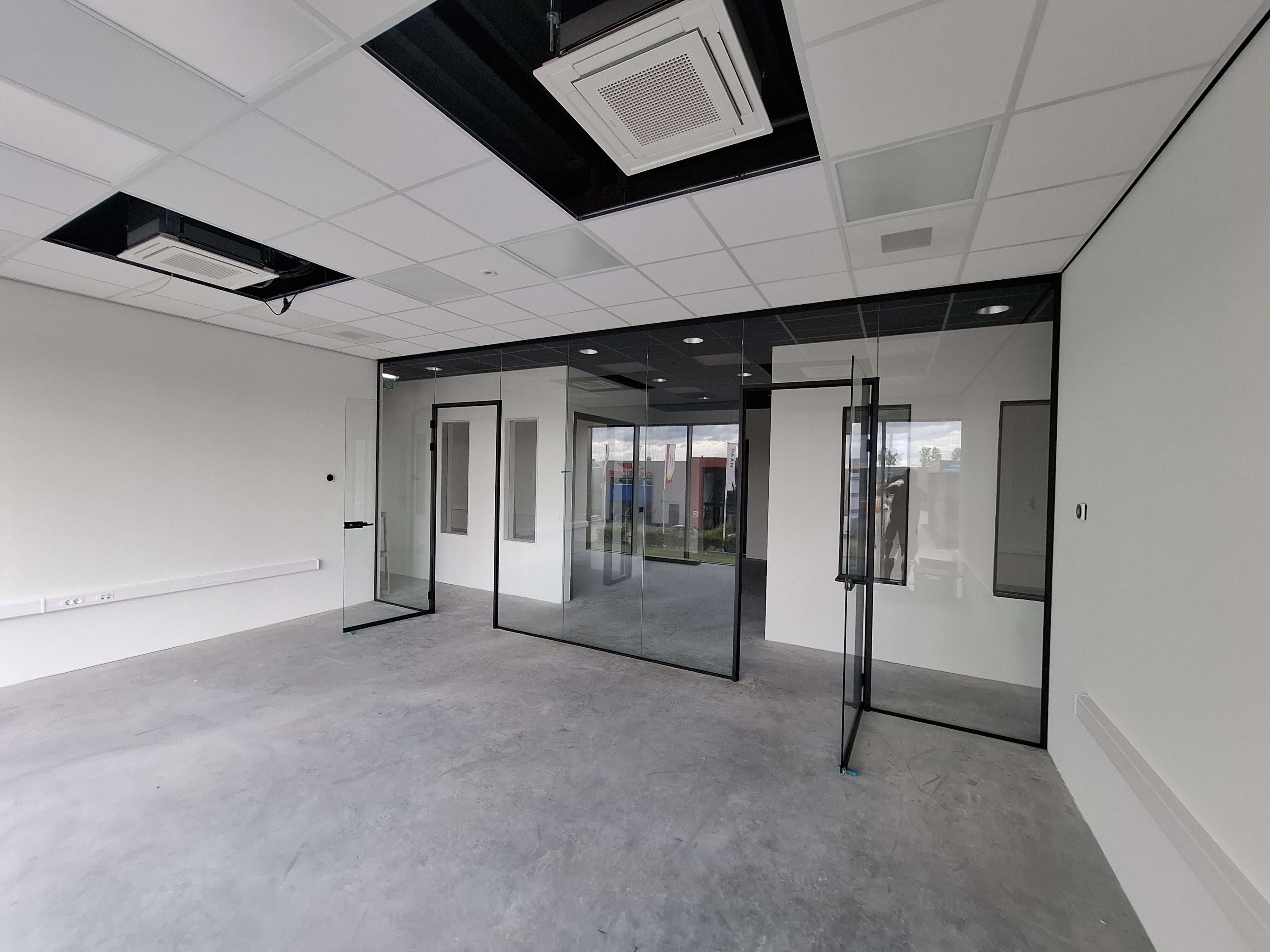 Glazen wanden bedrijfspanden Heerenveen